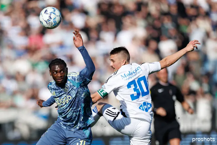 Jorthy Mokio stond opnieuw in de basis van Ajax 1, maar had het lastig tegen PEC Zwolle.