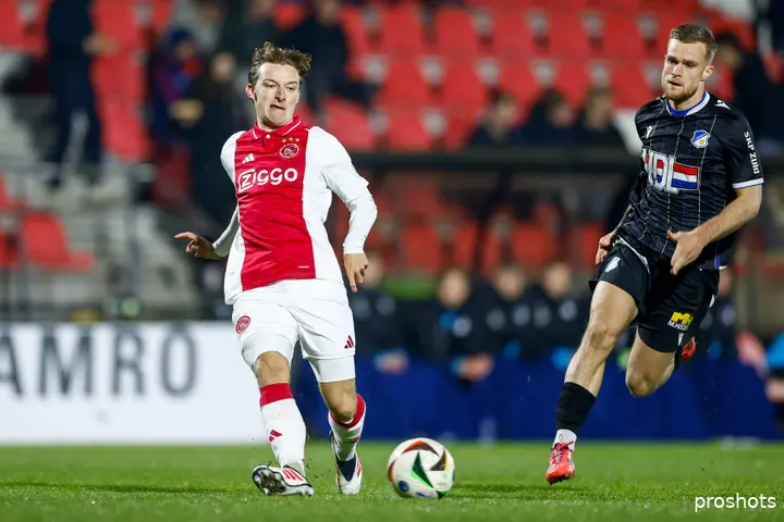 Julian Brandes zakte tegen FC Emmen veelal in als extra centrale verdediger in de opbouw.