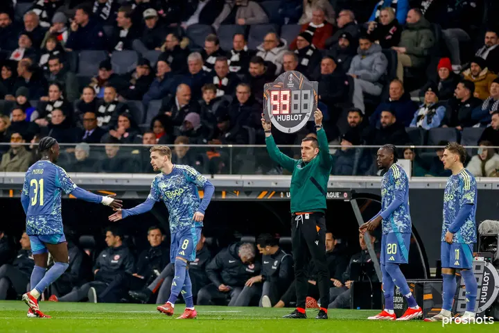 Kenneth Taylor, Bertrand Traoré en Mika Godts komen binnen de lijnen tijdens de uitwedstrijd tegen Eintracht Frankfurt. Zij begonnen op de bank tijdens het Europa League-duel, net als zeven andere namen die normaal gesproken in de basisopstelling staan.