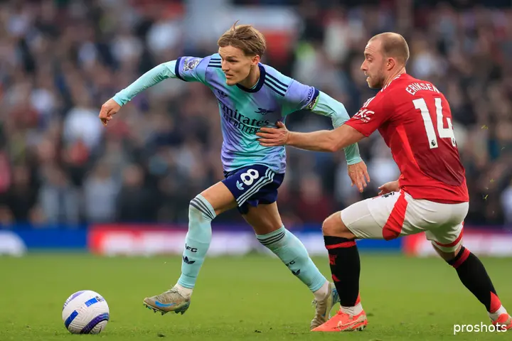 Christian Eriksen namens Manchester United in duel met Arsenal-middenvelder&nbsp;Martin Ødegaard.