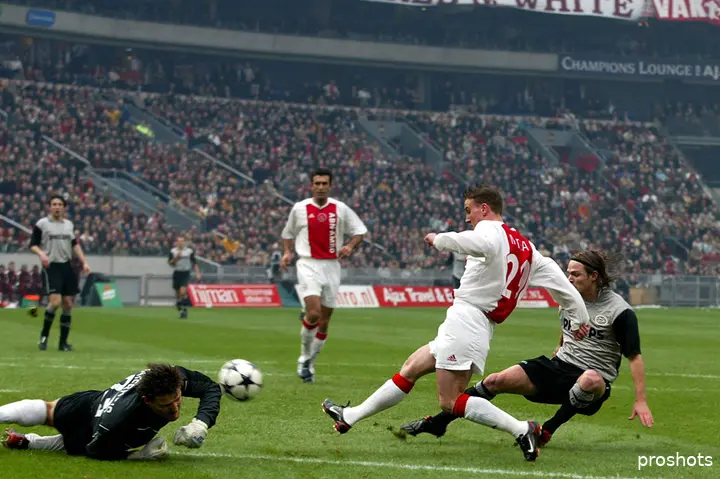 Nicolae Mitea schiet de 2-1 binnen tegen PSV in 2004.