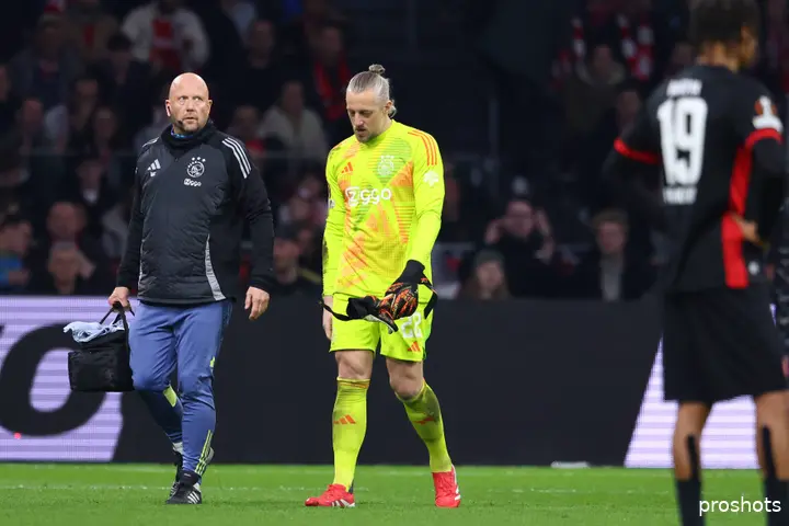 Remko Pasveer verlaat het veld geblesseerd tijdens het thuisduel met Eintracht Frankfurt. Zijn herstel gaat de goede kant op. 'Ik hoop dat ik er rond Utrecht-uit weer bij ben', vertelt de keeper in Rondo.