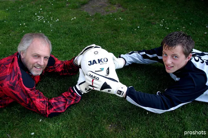 Remko en Eddie Pasveer in 2004, nadat de jongste net was aangesloten bij de A-selectie van FC Twente.