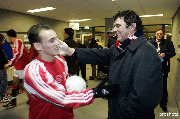 Een onderonsje tussen Wesley Sneijder en Willem van Hanegem.