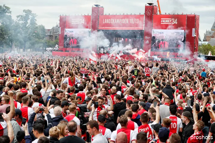 Op een huldiging van Ajax komen normaliter zo'n 100.000 mensen af.