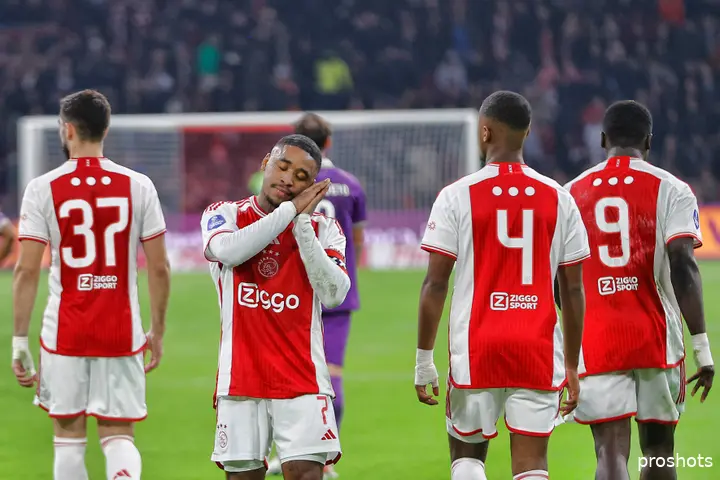 Ajax ondernam in het vorige seizoen ook al actie tegen de social hate. Destijds speelden de Amsterdammers met stippen op de achterkant van het shirt om het probleem onder de aandacht te brengen.