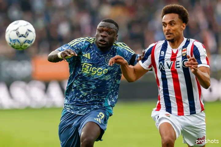 Brian Brobbey had het lastig op bezoek bij Willem II