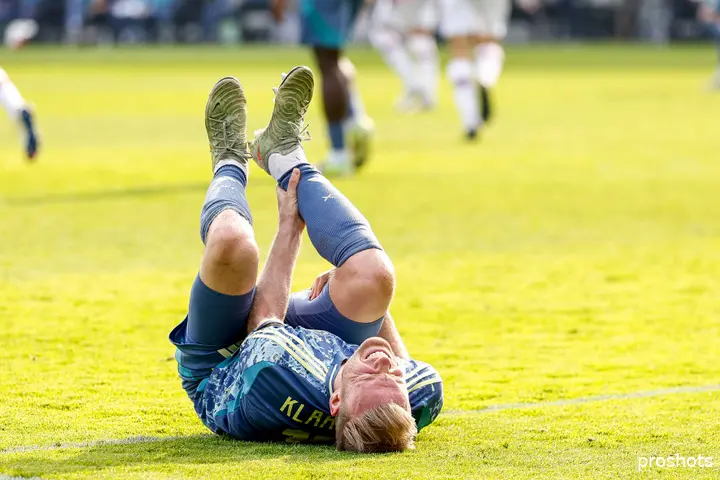 Davy Klaassen werd tweemaal geraakt door Amine Lachkar, maar kreeg geen strafschop mee.