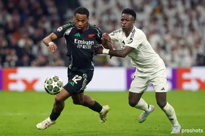 Jurriën Timber speelde opnieuw een uitstekende wedstrijd tegen Vinícius Júnior van Real Madrid.