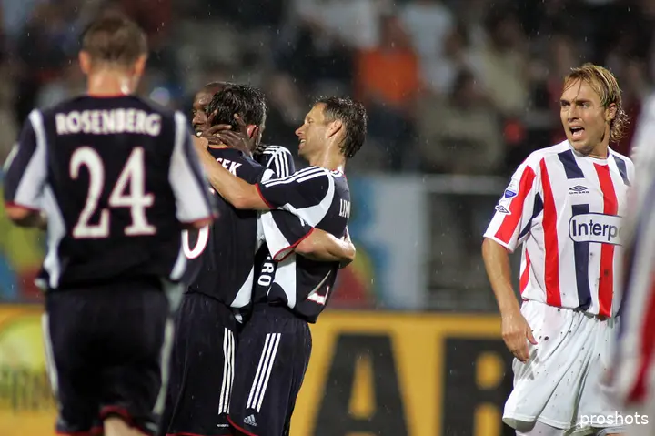 Tomáš Galásek is als speler van Ajax trefzeker tegen Willem II. Ajax wint dit duel, in het najaar van 2005, met 0-2.