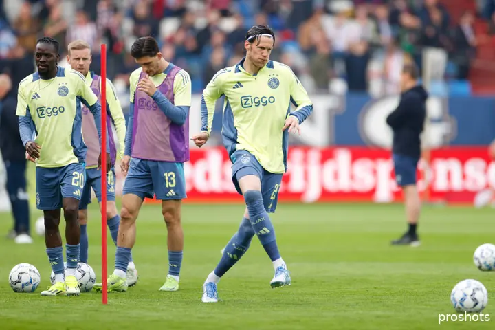 Wout Weghorst viel in de warming-up al op: 'Een aantal Ajacieden speelt de bal naar elkaar. Vrij speels en achteloos. Maar Weghorst niet. Hij passt met zoveel concentratie en precisie, alsof hij dadelijk de Champions League kan winnen.'