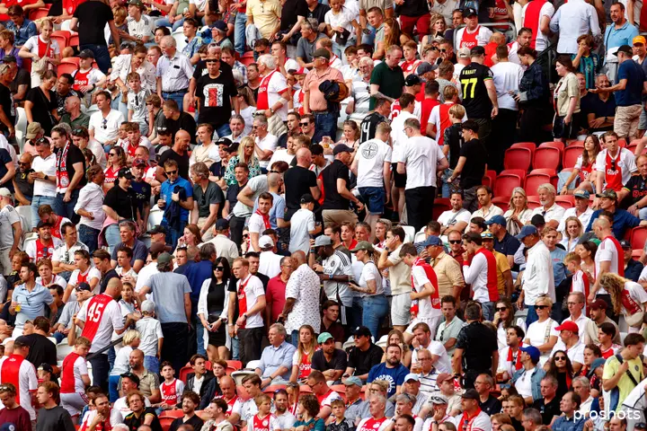 Nog voor het laatste fluitsignaal hadden veel Ajax-supporters het wel gezien en vertrokken uit het stadion.