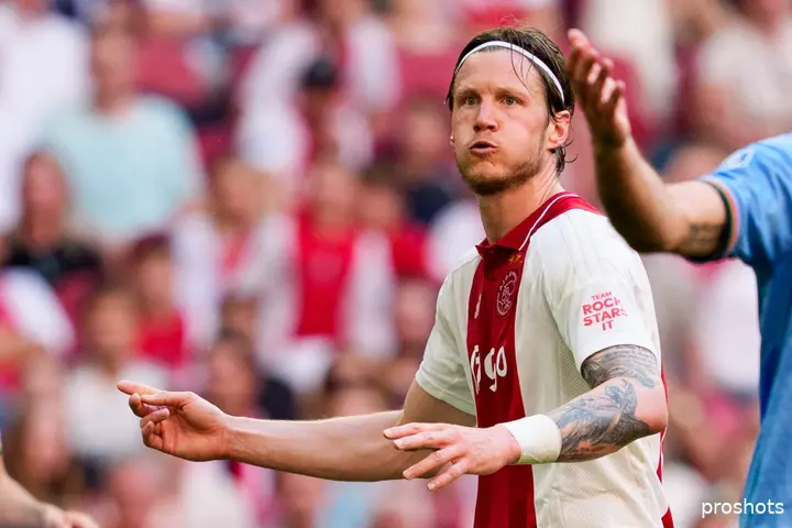 Wout Weghorst stond in de basis bij Ajax, maar kon de Amsterdammers ook niet helpen aan doelpunten.