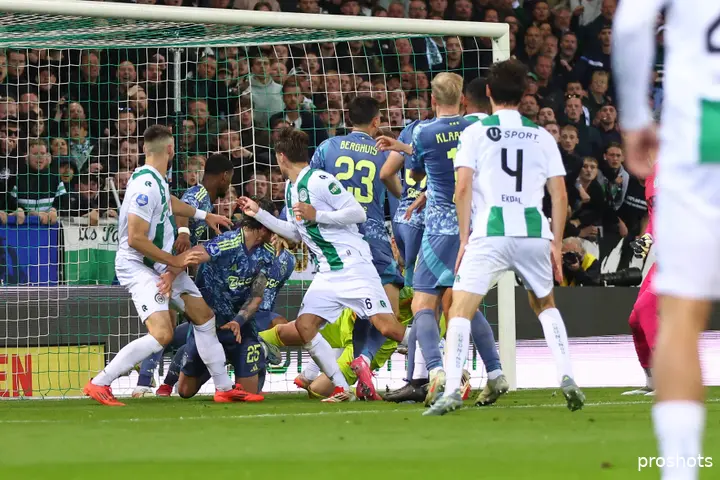 Het meest pijnlijke moment van het seizoen. Ajax verspeelt diep in de blessuretijd op bezoek bij FC Groningen twee hele dure punten, waardoor het de koppositie (en later de landstitel) aan PSV verliest.