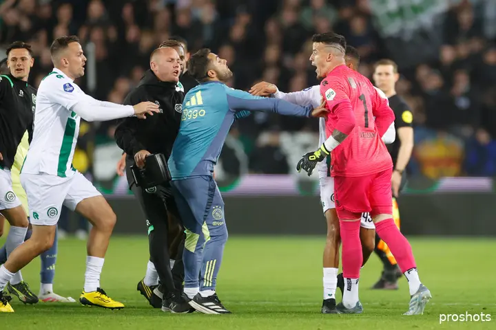 Willaert vertelt dat Felipe Sanchez Mateos mogelijk toch bij Ajax blijft. 'Dat is het opgewonden standje dat al een keer rood kreeg en misschien volgend seizoen nog een rematch wil tegen Etienne Vaessen.'