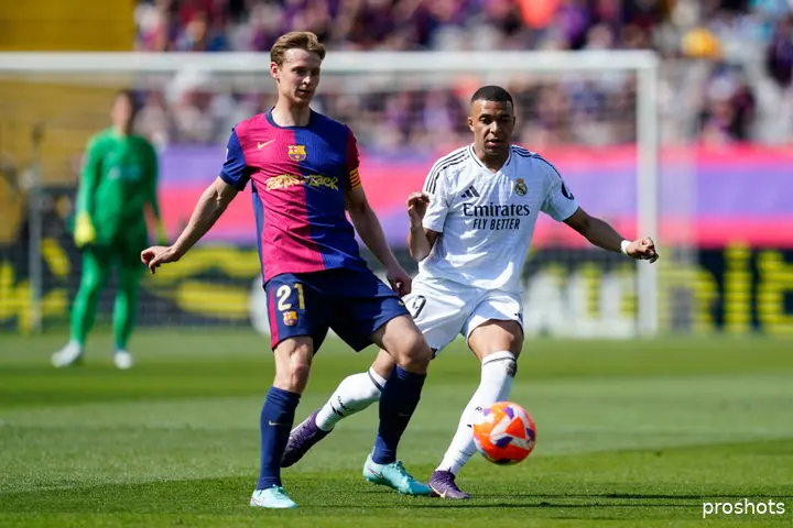 Frenkie de Jong in actie tegen Real Madrid. Kylian Mbappé heeft het nakijken.