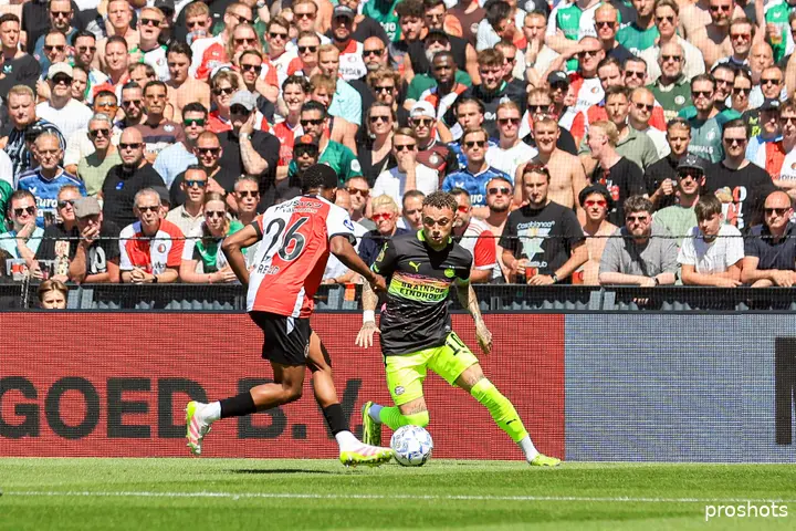 Feyenoord-verdediger Givairo Read kreeg rood na een tackle op Noa Lang. Een onterechte rode kaart, zo blijkt twee dagen later.