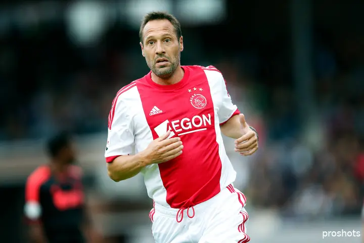 John van 't Schip in het wit-rood-wit tijdens een wedstrijd ter gelegenheid van de 75e verjaardag van Sjaak Swart. 'Ajax is voor mij echt een belangrijke factor in mijn leven', vertelt de voormalig buitenspeler over de Amsterdamse club.