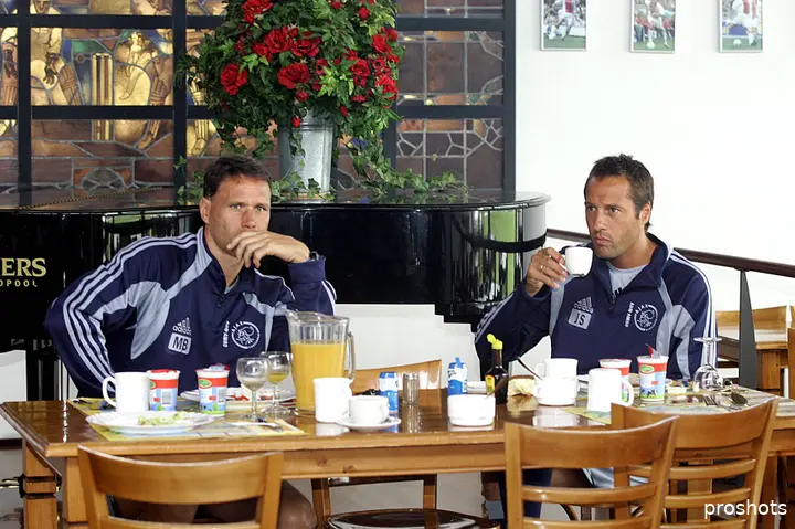 Marco van Basten en John van 't Schip kennen elkaar al jaren.&nbsp;'Ik zie hem een paar keer in het jaar, dan gaan we even een kopje koffie drinken. Dat blijft altijd, dat is gewoon leuk. Dan zit je weer met elkaar zoals het altijd was', vertelt Van 't Schip over zijn band met de oud-topspits.&nbsp;