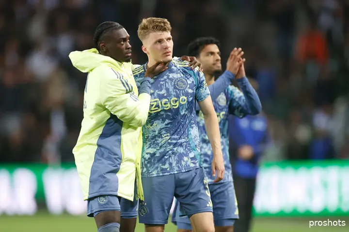 Jorthy Mokio troost zijn teamgenoot Anton Gaaei na het gelijkspel van Ajax tegen FC Groningen.