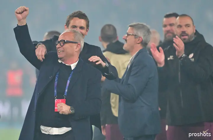 Grote vreugde bij PSG-directeur Luis Campos nadat de Parijse club de finale van de Champions League heeft bereikt.