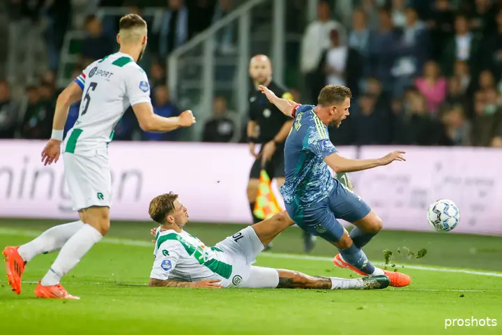 De tackle van Luciano Valente op Jordan Henderson werd bestraft met een rode kaart.