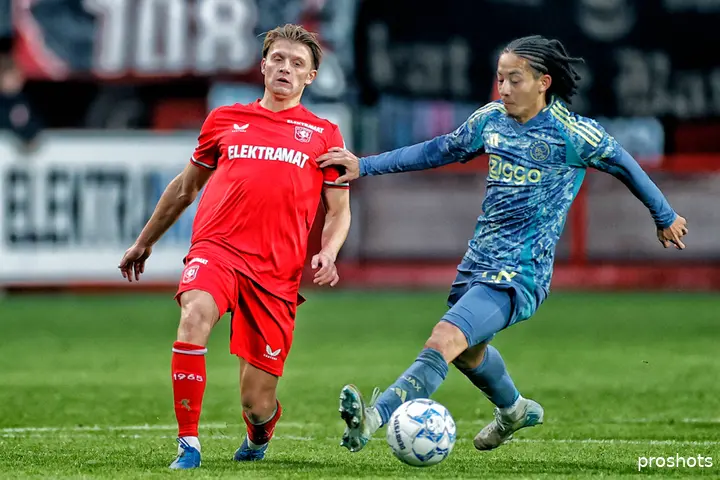 Sem Steijn namens FC Twente in actie tegen Ajax eerder dit seizoen. Op zondag 18 mei speelt hij met de club uit Enschede in de Johan Cruijff ArenA tegen Ajax.