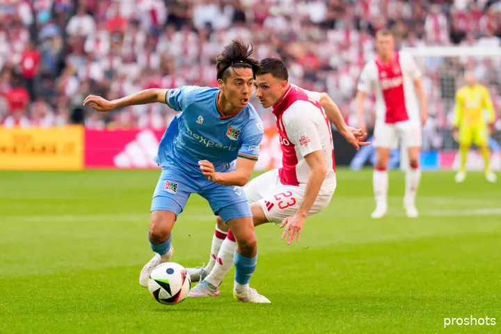 Steven Berghuis was niet bepaald te genieten tijdens Ajax - NEC en reageerde zijn frustratie flink af op de assistent-scheidsrechter.