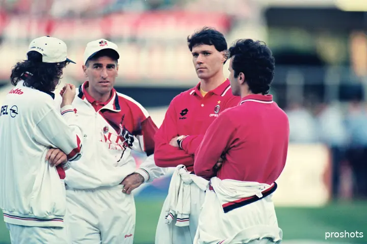 Van Basten in een polo van AC Milan.