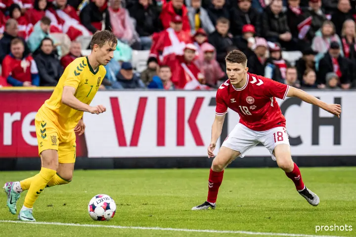 Anton Gaaei tijdens zijn officiële debuut voor Denemarken.