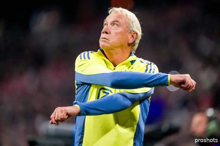 Dick Schoenaker warmt zich op voor een invalbeurt tijdens het duel tussen de legendes van Ajax en Real Madrid.