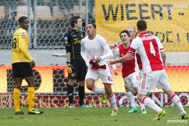 Jaïro Riedewald kende een bijzonder debuut voor Ajax. Hij scoorde tweemaal, waardoor het uitduel met Roda JC (1-2) werd gewonnen.