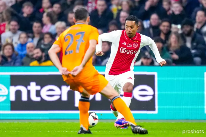 Urby Emanuelson als speler van de Ajax Legends tegen Real Madrid.