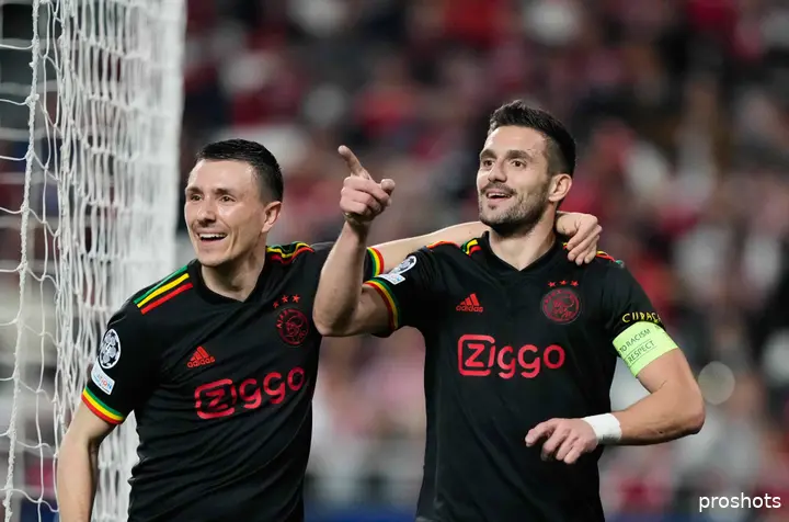 dusan tadic steven berghuis ajax bob marley tenue