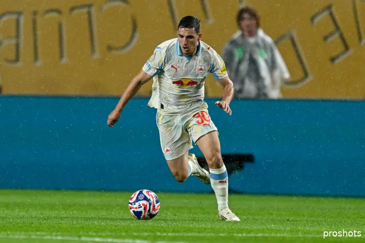 oscar-gloukh-rb-salzburg-2025