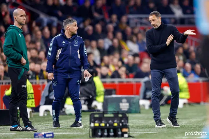 Saïd Bakkati als assistent-trainer van Ajax. Rechts naast hem: toenmalig hoofdtrainer John van 't Schip.