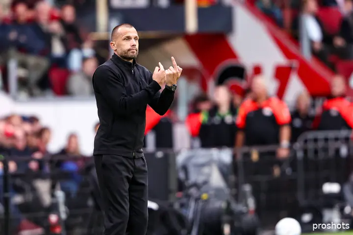 John-Heitinga-PSV-Ajax-25-26