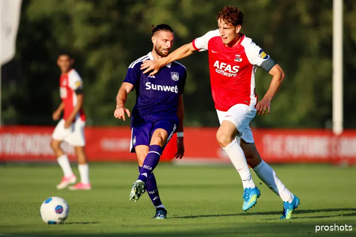 Bendeguz Kovács namens AZ in actie tegen RSC Anderlecht.
