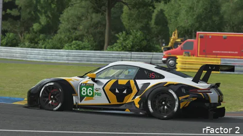 In de virtuele 24 uur van Le Mans werd gebruik gemaakt van LMP2-bolides én GT-bolides, zoals het voorbeeld hierboven. Deze bolide heeft ook nog eens een Wolverhampton Wanderers-thema op de zijkant, voor de voetbalfans. (Foto: rFactor 2)