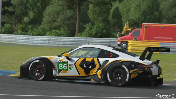 In de virtuele 24 uur van Le Mans werd gebruik gemaakt van LMP2-bolides én GT-bolides, zoals het voorbeeld hierboven. Deze bolide heeft ook nog eens een Wolverhampton Wanderers-thema op de zijkant, voor de voetbalfans. (Foto: rFactor 2)