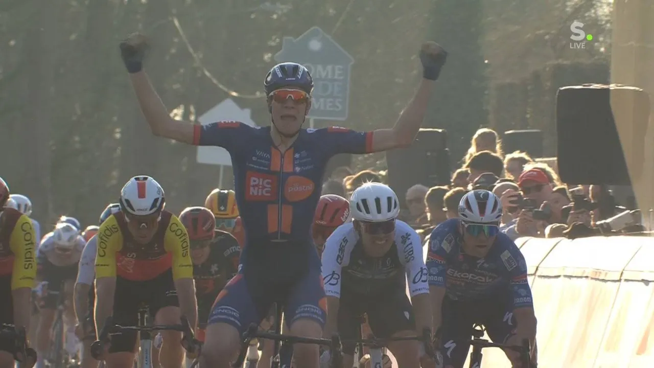 Nils Eekhoff with hands in the air at the Nokereberg.