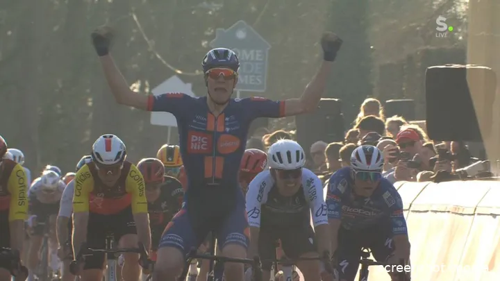 Nils Eekhoff with hands in the air at the Nokereberg.
