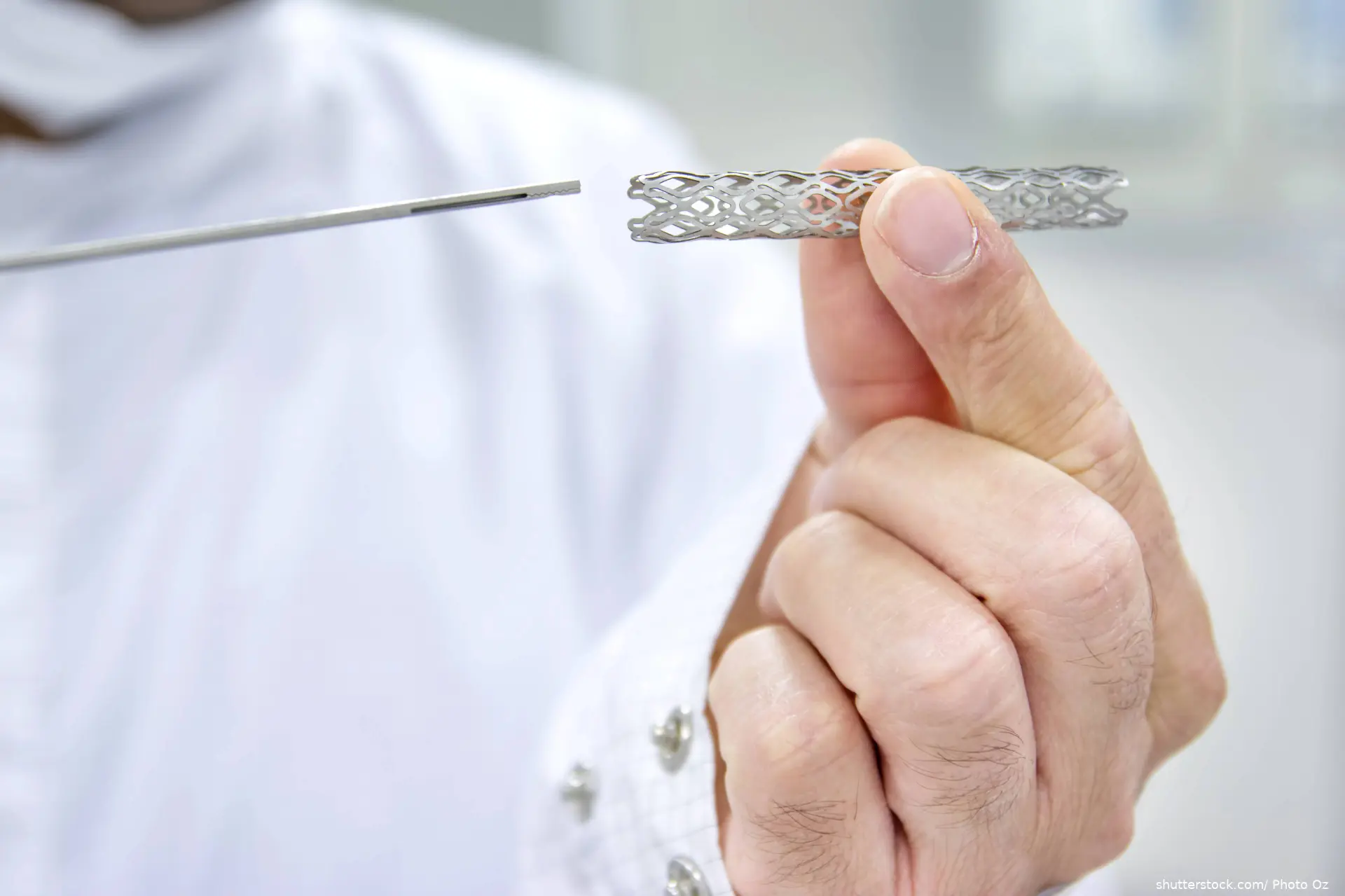 heart stent being heald by doctor shutterstock_366083738