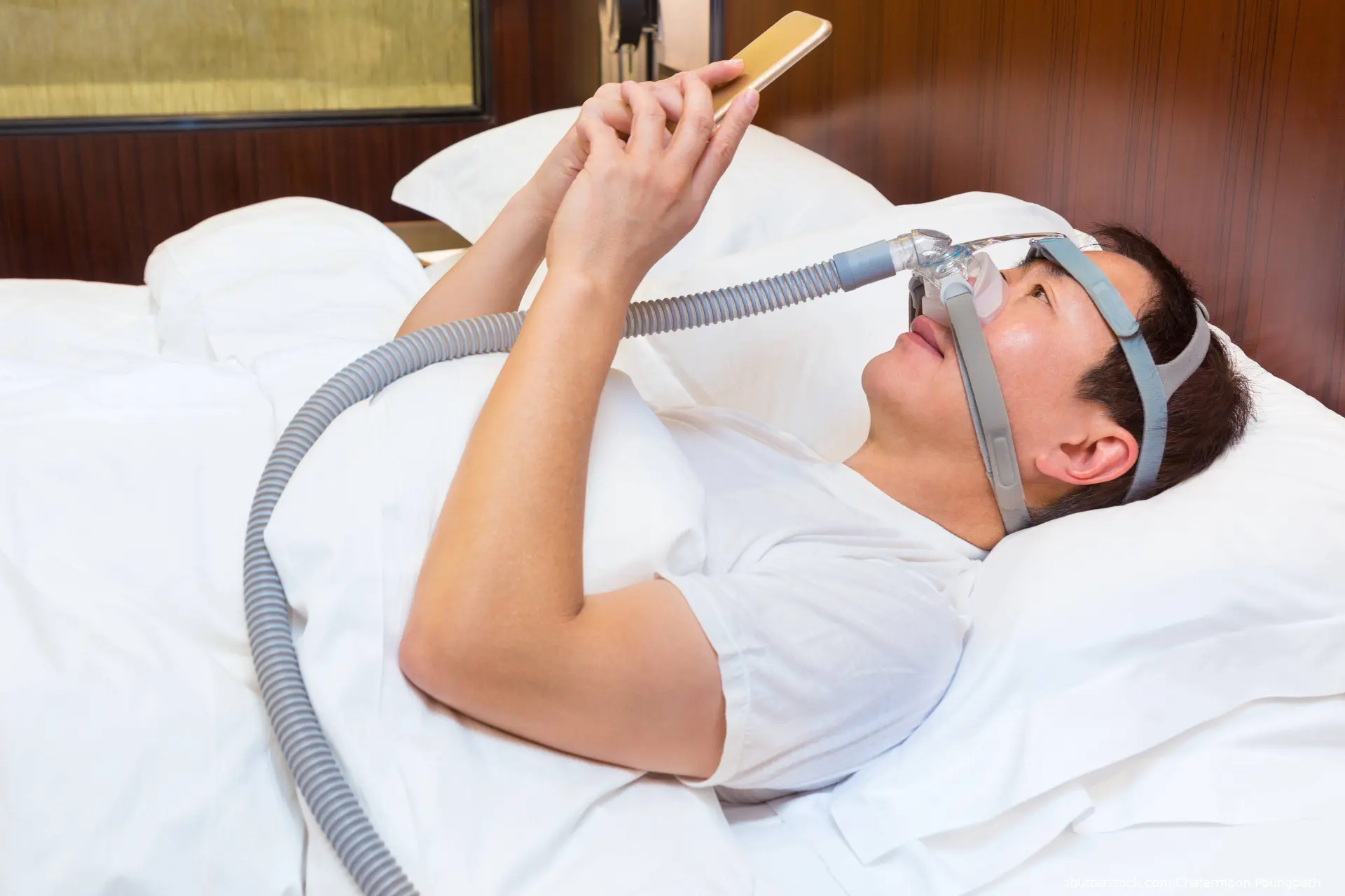 man with sleep apnea mask not sleeping
