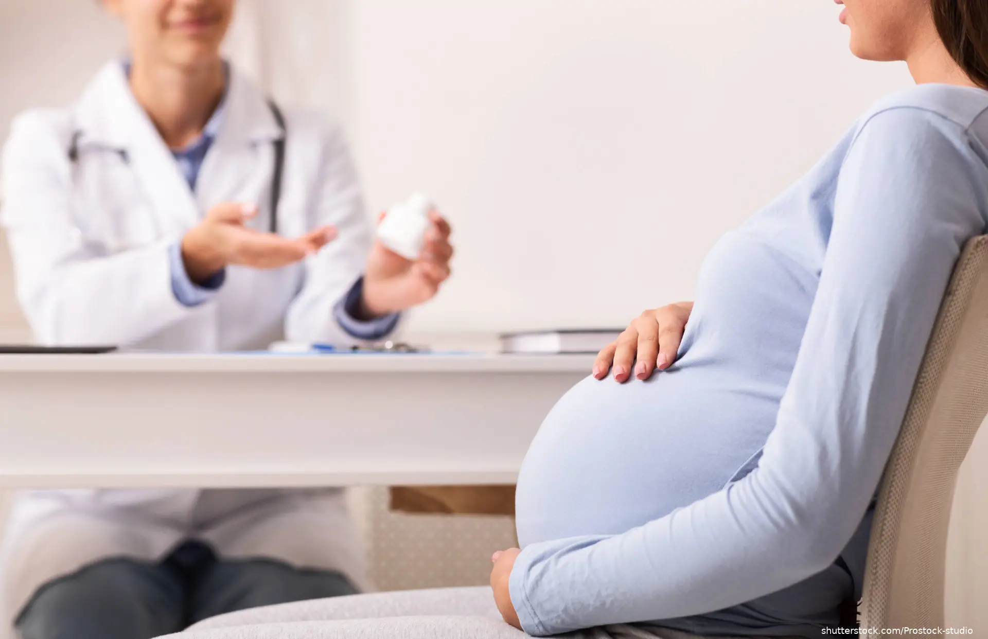 Doctor discussing medication with Pregnant Woman