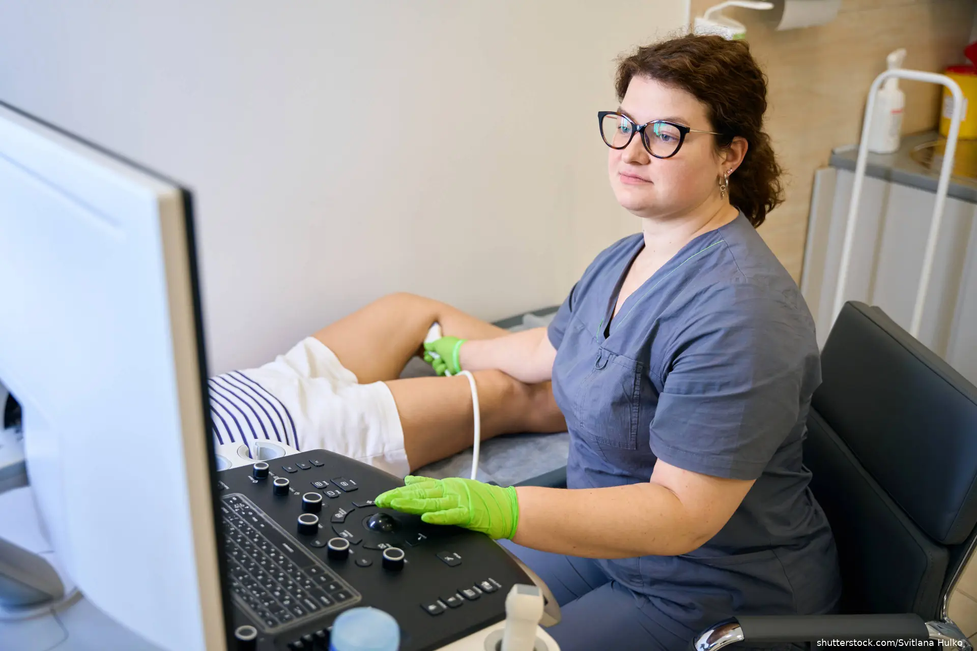 ultrasound tech examining patient for clots