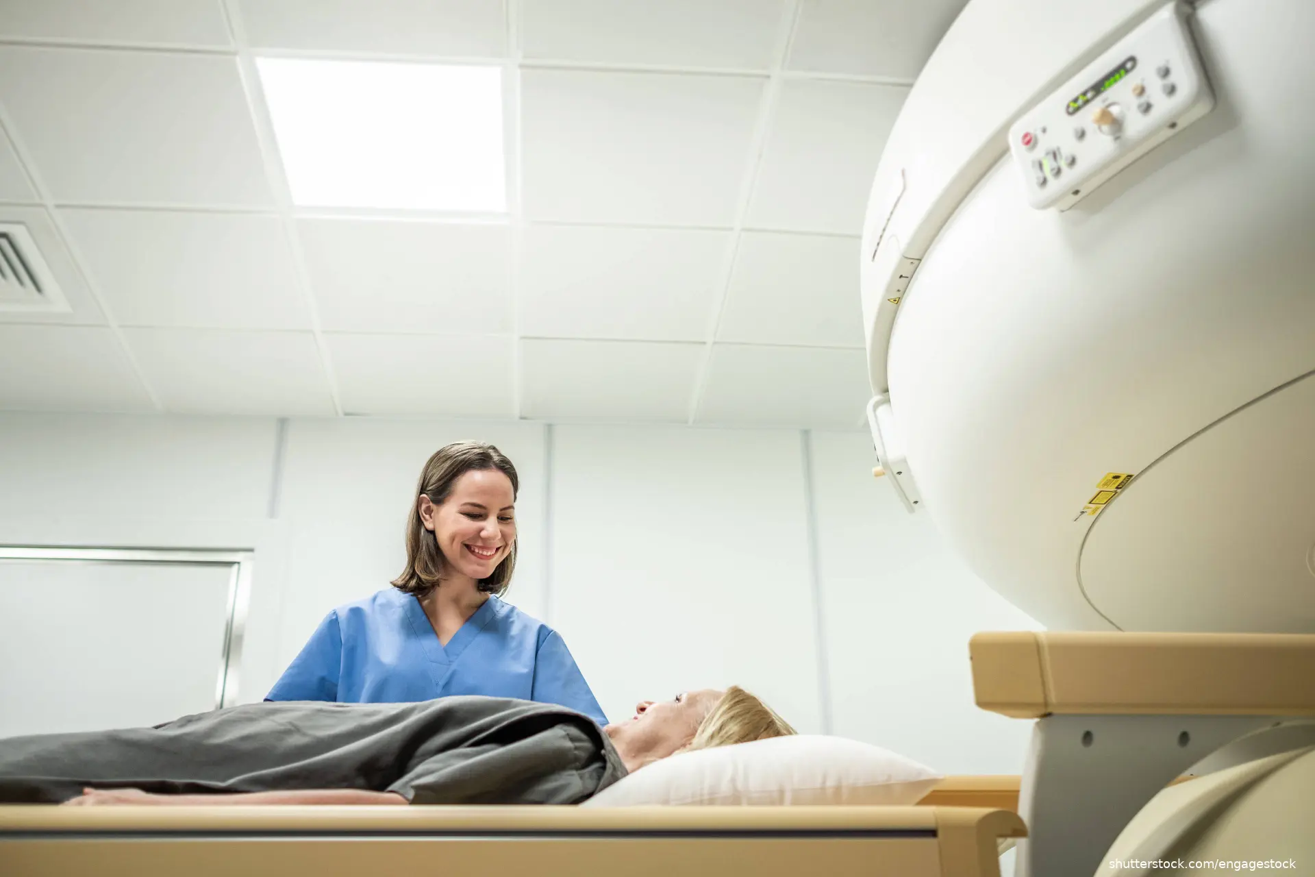 woman on table about to have radiotherapy
