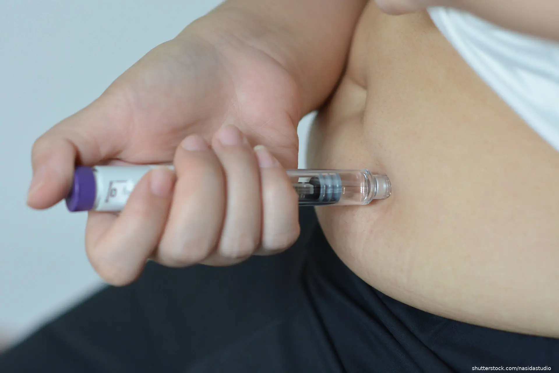 patient injecting a GLP1 into abdomen