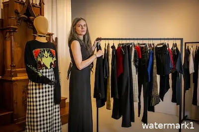 ar20250612 0877 milena van den berg in haar winkel hello darkness toelichting milena opent vrijdag een winkel met vintage kleding en producten voor een alternatieve lifestyle foto frank de roo