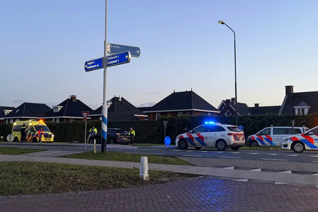 Fietsster zwaargewond bij botsing met auto in Veghel